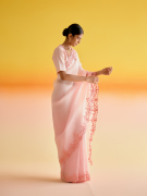 amisha-kothari-label-samaira-saree-pink-3