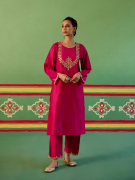 amisha-kothari-label-rangraag-festive-2024-ahilya-kurta-set-hot-pink-5