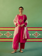 amisha-kothari-label-rangraag-festive-2024-ahilya-kurta-set-hot-pink-1