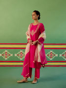 amisha-kothari-label-rangraag-festive-2024-ahilya-kurta-set-hot-pink-2