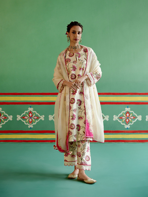 amisha-kothari-label-festive-2024-rangraag-sitara-kurta-set-ecru-1