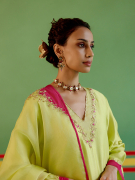 amisha-kothari-label-rangraag-festive-2024-kumari-kurta-set-green-hot-pink-4