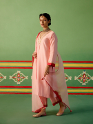 amisha-kothari-label-rangraag-festive-2024-kumari-kurta-set-peach-red-1