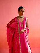 amisha-kothari-label-kurta-set-sunheri-pink-hot-pink-3