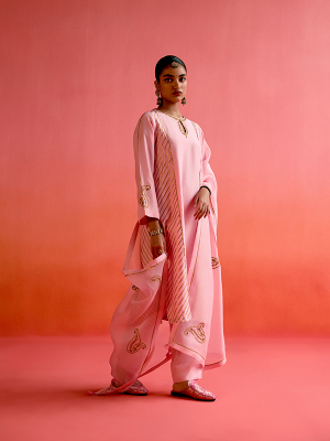amisha-kothari-label-kurta-set-ambrai-pink-1