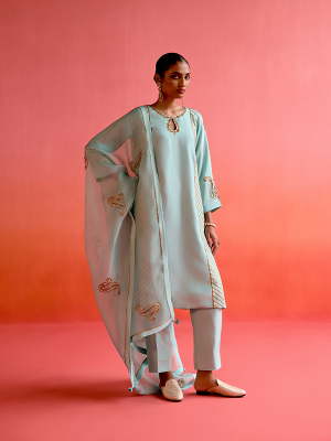 amisha-kothari-label-kurta-set-ambrai-blue-1