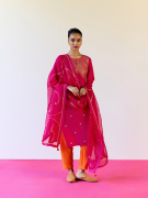 amisha-kothari-label-kurta-set-mandawa-hot-pink-orange-2
