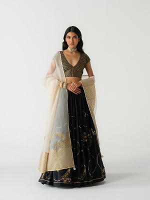 amisha-kothari-label-shift-dhruvika-ghaghra-black-1