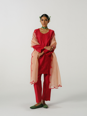 amisha-kothari-label-collection-summer-2026-kurta-set-advika-red-pale-pink-1